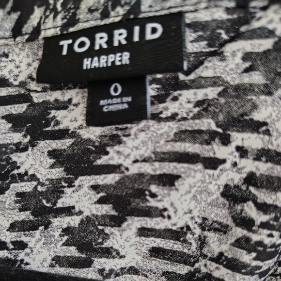 Torrid Classic Black & White Georgette Blouse – Modern Houndstooth Plaid Print - Picture 10 of 11